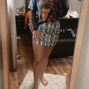 Snake print, mini skirt
